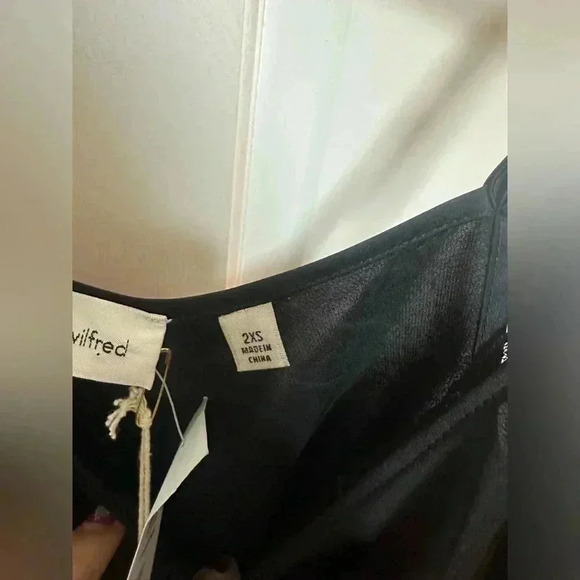 NWT Aritzia Wilfred Black Silky Satin Cami Tank - Picture 5 of 5